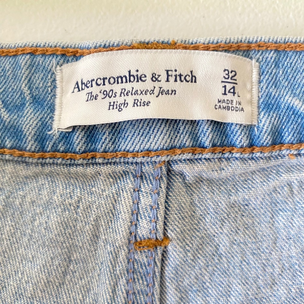 Abercrombie & Fitch The 90s Relaxed Jean High Rise Light Wash Blue 32 14L - Picture 3 of 9